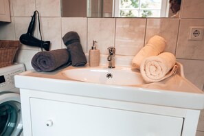 Regadera, secadora de cabello, toallas 