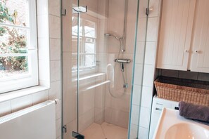 Regadera, secadora de cabello, toallas 