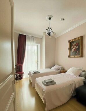 Comfort Suite, Balcony, City View - La Rose du Château (Lourdes)