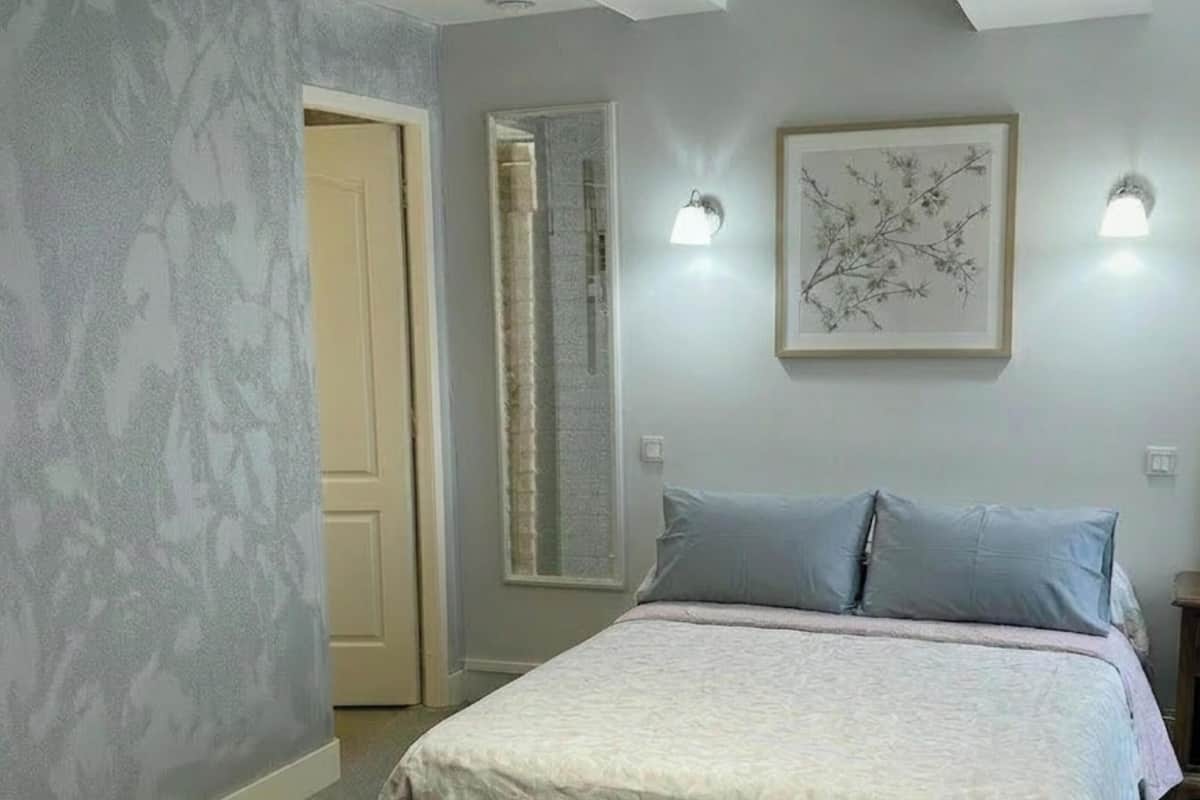 Kahden hengen comfort-huone, 1 keskisuuri parisänky, näköala puutarhaan | Pimennysverhot, ilmainen Wi-Fi