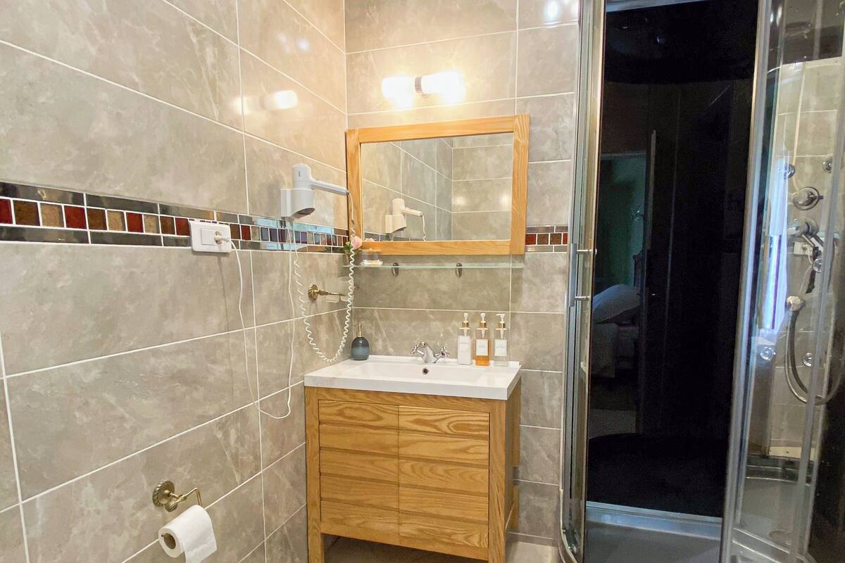 Chambre Double Confort, salle de bains privée, vue jardin