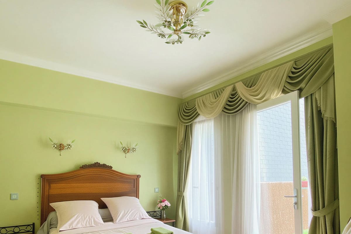 Un lit bien fait, avec des oreillers et des serviettes pliées, une tête de lit en bois, une table de chevet ornée d’un vase de fleurs et une chaise avec un coussin.