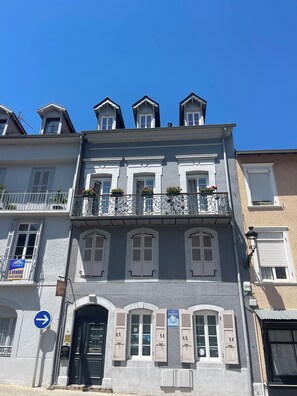 Unclassified image, 3 of 18, button - La Rose du Château (Lourdes)