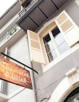 Un edificio con un letrero que dice "Chambres d'hôtes" y una ventana con contraventanas.