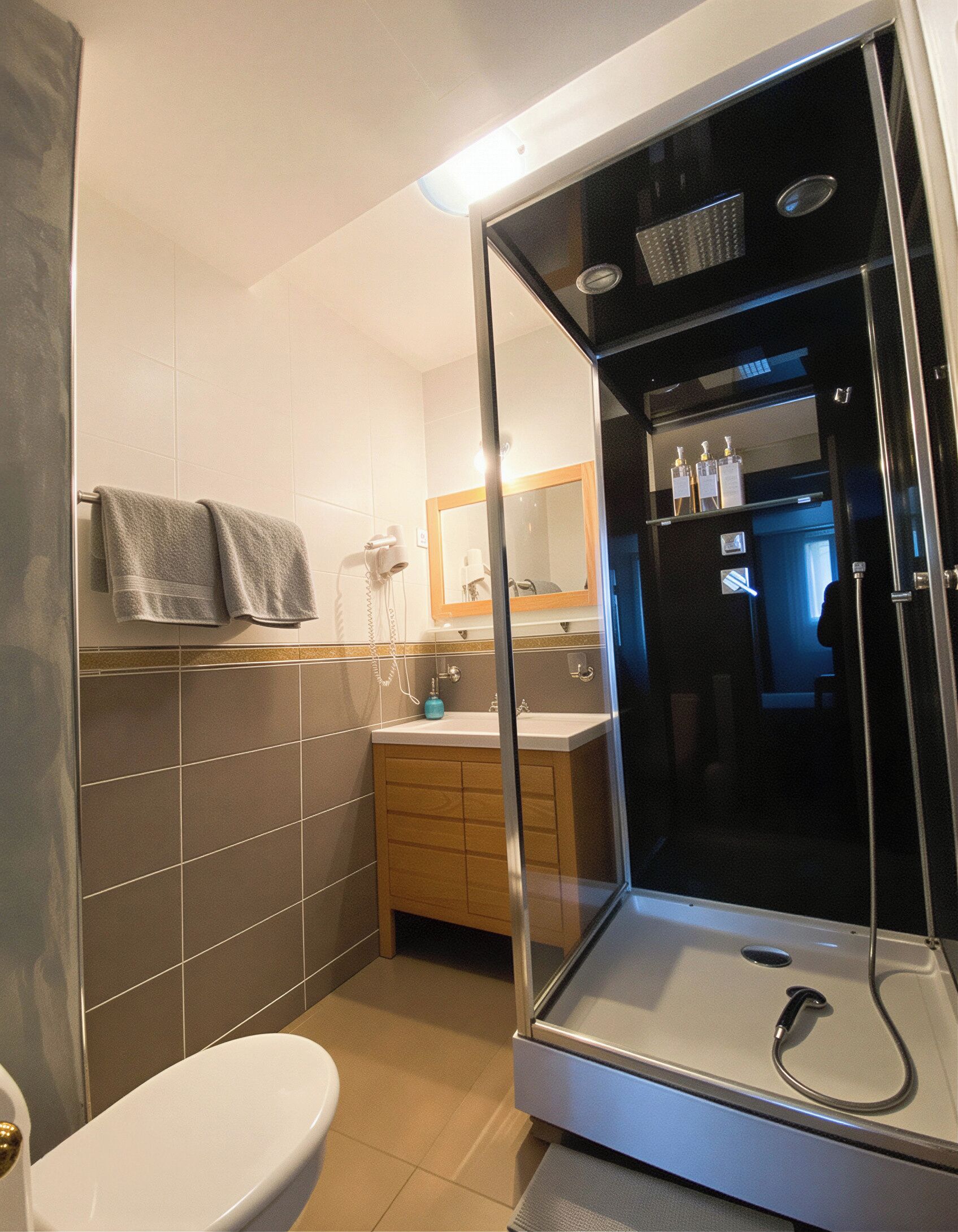 Kamar Double Comfort, kamar mandi pribadi, pemandangan kebun | Kamar mandi | Shower, pengering rambut, handuk, dan tisu toilet