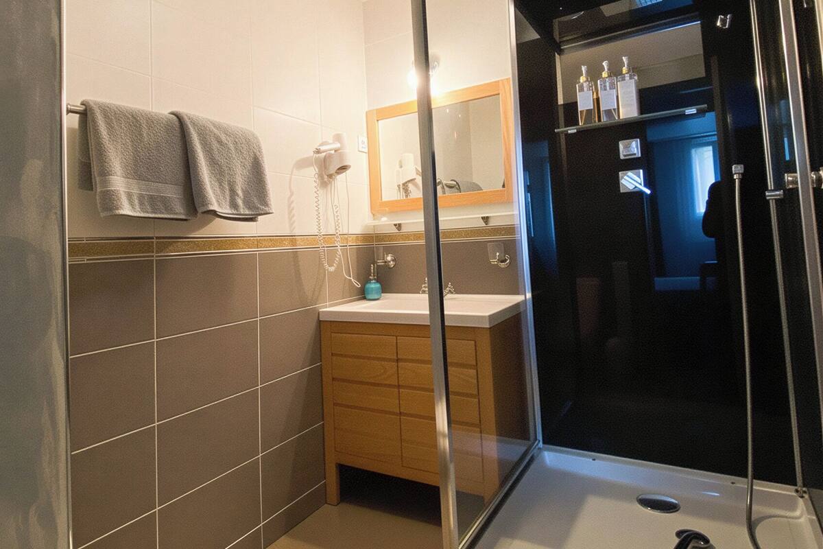 Kamar Double Comfort, kamar mandi pribadi, pemandangan kebun | Kamar mandi | Shower, pengering rambut, handuk, dan tisu toilet