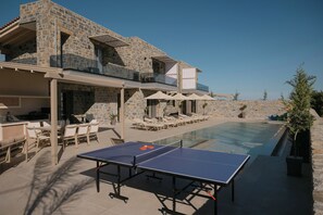 Outdoor dining - Rose Villa, Heated Pool, Gym & Family Play Areas (9JJ7+34J Skaleta, Greece)