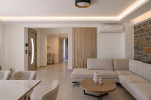 Smart TV, video games, ping pong, books - Rose Villa, Heated Pool, Gym & Family Play Areas (9JJ7+34J Skaleta, Greece)