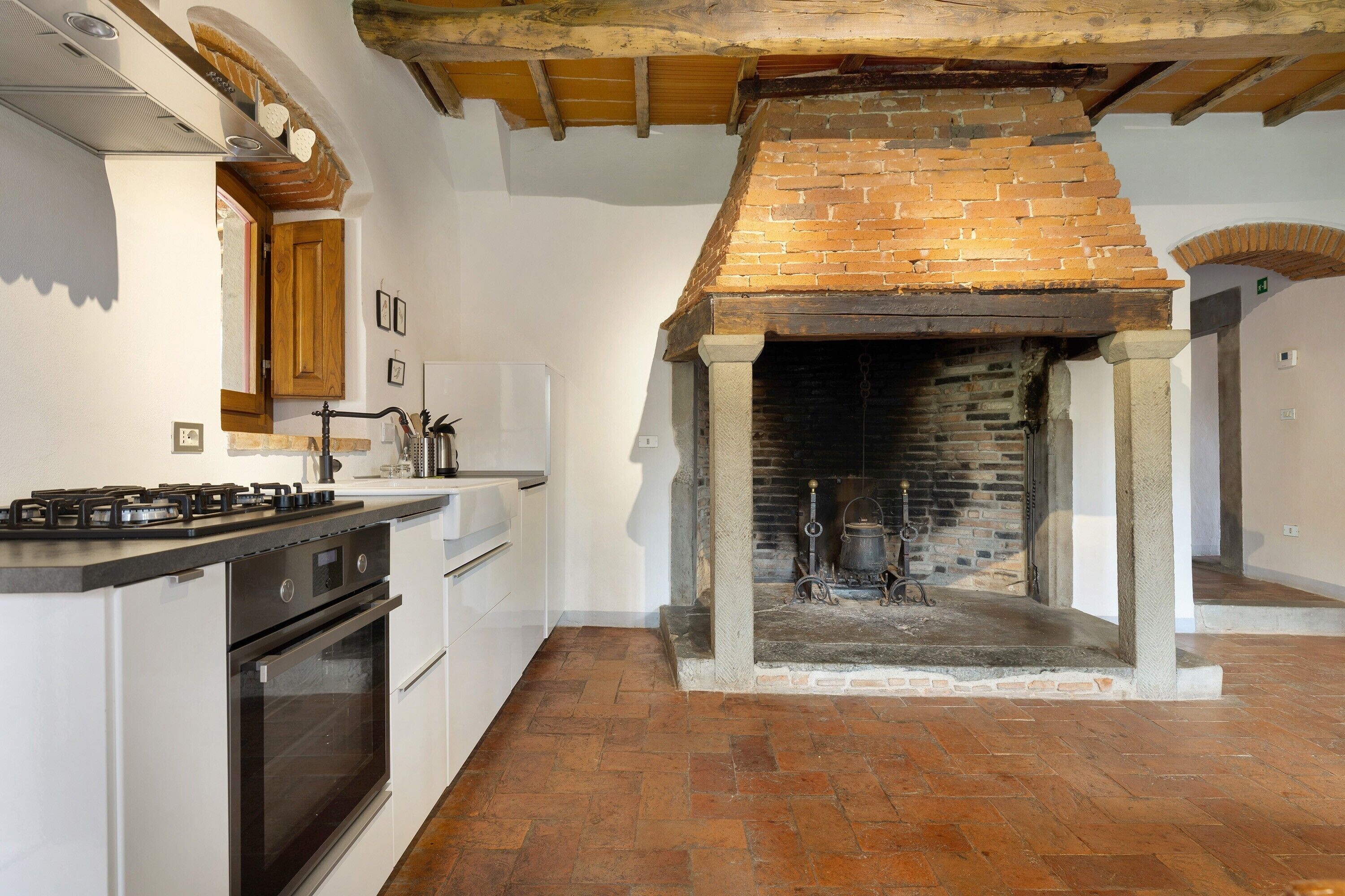 Frigorifero, microonde, forno, piano cottura