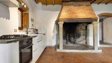 Frigorifero, microonde, forno, piano cottura