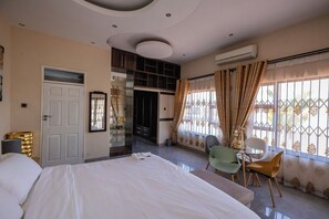 5 bedrooms, iron/ironing board, WiFi, bed sheets - A timeless elegance, modern comfort B&B, nestled in a picturesque, leafy suburb. (Harare)