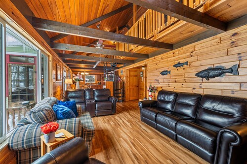 Bass Bay Getaway | Lakefront Family Cottage