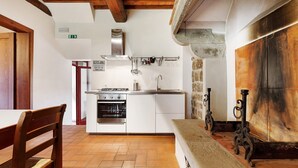 Private kitchen - La Torre – Panoramic Apartment in Farmhouse with Pool (Pelago)