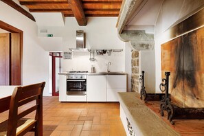 Fridge, microwave, oven, stovetop - La Torre – Panoramic Apartment in Farmhouse with Pool (Pelago)