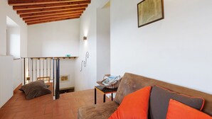 Living area - La Torre – Panoramic Apartment in Farmhouse with Pool (Pelago)