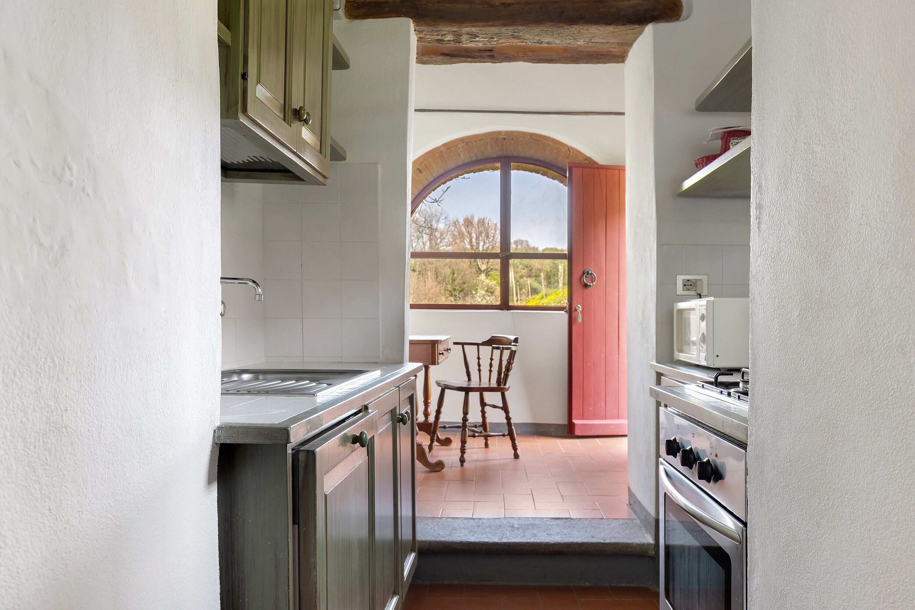 Frigorifero, microonde, forno, piano cottura