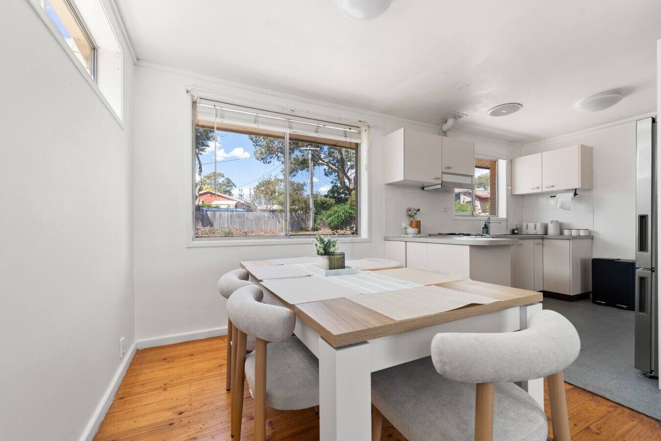 Kjøleskap, ovn, kokeplater og brødrister