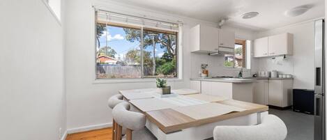 Kjøleskap, ovn, kokeplater og brødrister