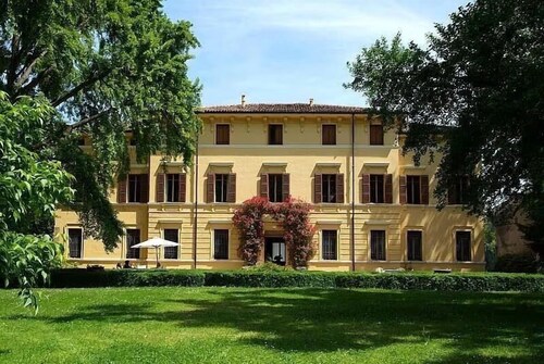Villa Castellani with park and swimming pool a stone's throw from the Po River bank