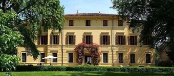 Villa Castellani with park and swimming pool a stone's throw from the Po River bank