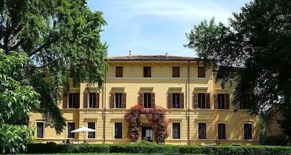 Villa Castellani with park and swimming pool a stone's throw from the Po River bank
