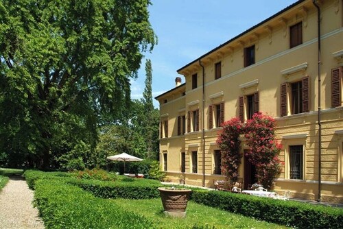 Villa Castellani with park and swimming pool a stone's throw from the Po River bank
