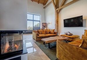 Televisión, chimenea y estéreo