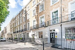 Front of property - Magic Stay Rooms (London)