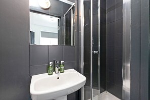 Standard Double Room | Bathroom - Magic Stay Rooms (London)