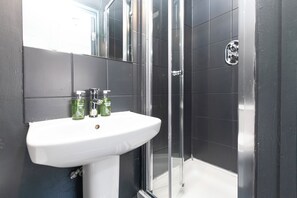 標準雙人房 | 浴室 | 淋浴設備、免費梳洗用品、風筒、提供毛巾