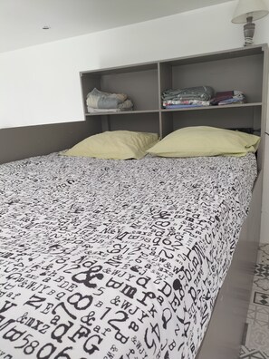 Iron/ironing board, bed sheets - Studio in city center residence (Dijon)