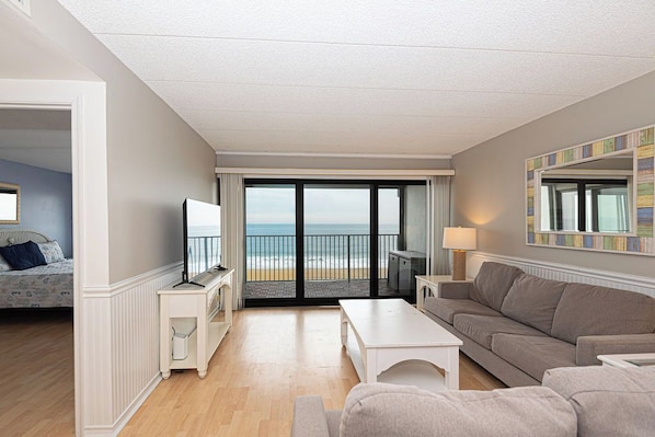 Living area - Remodel 2BD/2 bath direct Ocean Front condo  with outdoor pool (Ocean City)