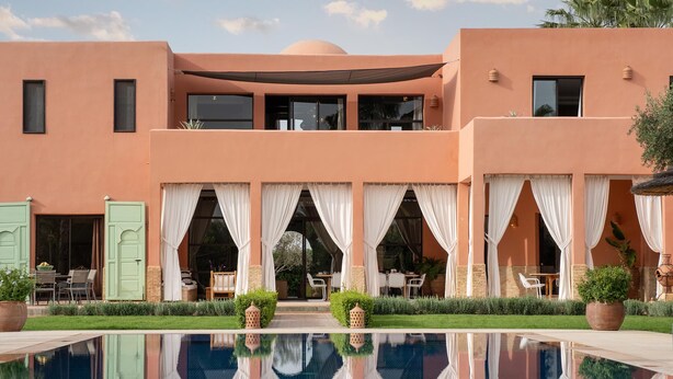 A modern building with a pool, outdoor seating, and a well-maintained lawn. - Villa Chocolat - Private pool - Perfect for relaxed  - (7 rms/14 Gst) (Marrakech)