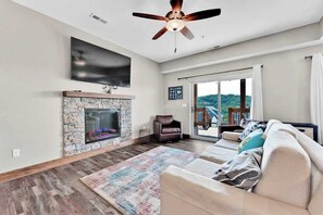 7 bedrooms - Hooked on Branson Cove - Pool Hot Tub Fireplace (Hollister)