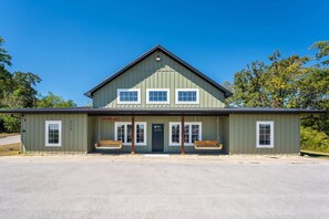 8 bedrooms - 8-bedroom Branson Retreat- Hot Tub Porch Swings (Branson)