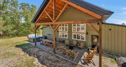 8-bedroom Branson Retreat- Hot Tub Porch Swings