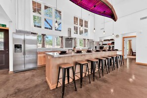 8 bedrooms - 8-bedroom Branson Retreat- Hot Tub Porch Swings (Branson)