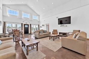 8 bedrooms - 8-bedroom Branson Retreat- Hot Tub Porch Swings (Branson)