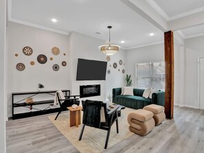 6 bedrooms - Modern Luxury Minutes From Downtown Dallas (Dallas)