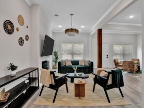 6 bedrooms - Modern Luxury Minutes From Downtown Dallas (Dallas)