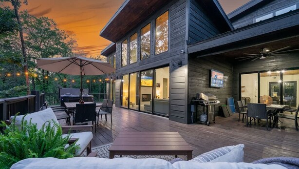 A modern house with a deck, outdoor seating, and a large window overlooking the deck. - Hgtv Cabin- 2 Private Acres -patio Oasis Dogs OK (Broken Bow)