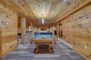 Suite | 6 bedrooms - Cozy Freeland Retreat- Firepit Pool Table Hot Tub (Parryville)