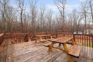 Suite | 6 bedrooms - Cozy Freeland Retreat- Firepit Pool Table Hot Tub (Parryville)