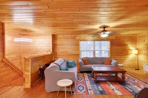 Suite - Cozy Freeland Retreat- Firepit Pool Table Hot Tub (Parryville)