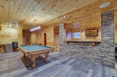 House. Cozy Freeland Retreat- Firepit Pool Table Hot Tub