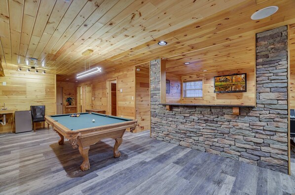 Suite | 6 bedrooms - Cozy Freeland Retreat- Firepit Pool Table Hot Tub (Parryville)