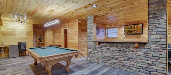 Cozy Freeland Retreat- Firepit Pool Table Hot Tub