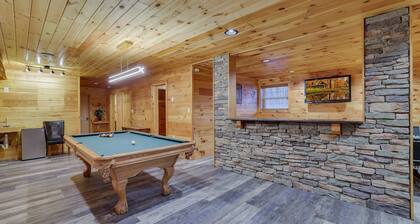 Cozy Freeland Retreat- Firepit Pool Table Hot Tub
