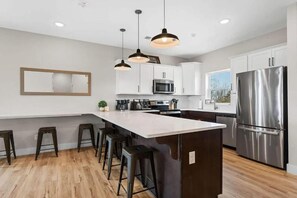 House | 9 bedrooms - Modern Getaway w Hot Tub Arcade Stunning Views (Branson)