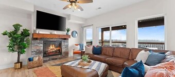 Modern Getaway w Hot Tub Arcade Stunning Views